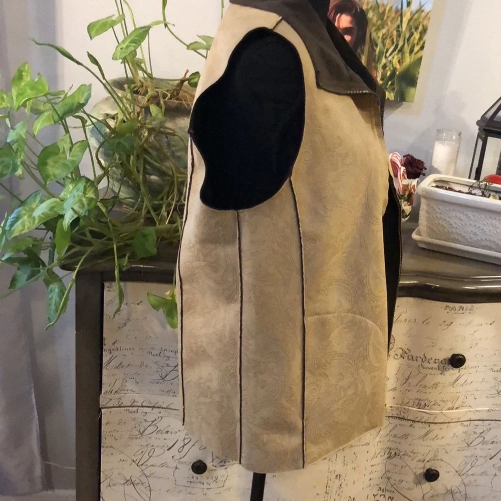CHICO’S FAUX SUEDE AND FUR ZIP FRONT PAISLEY VEST TAN AND BROWN SIZE 2 MEDIUM